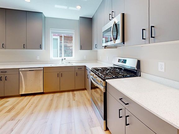 5th image of 621 11th Ave SE APT 1