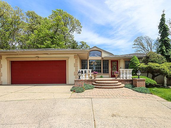 3rd image of 21 Newport Dr