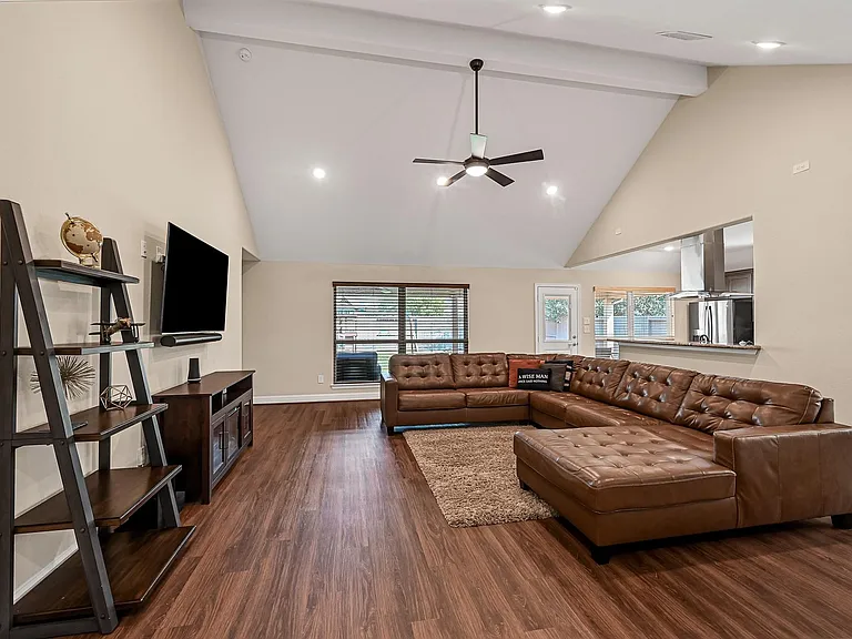 1035 E Hampton Dr — Photo 3