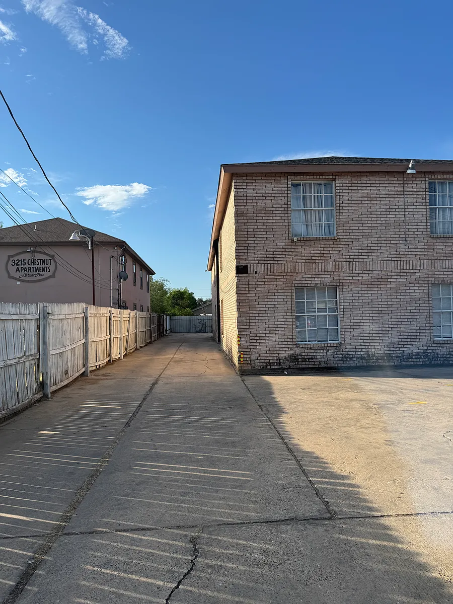 Building Photo - 3205 Chestnut St #3