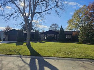 9715 Reindeer Rd, Fort Wayne, IN 46804