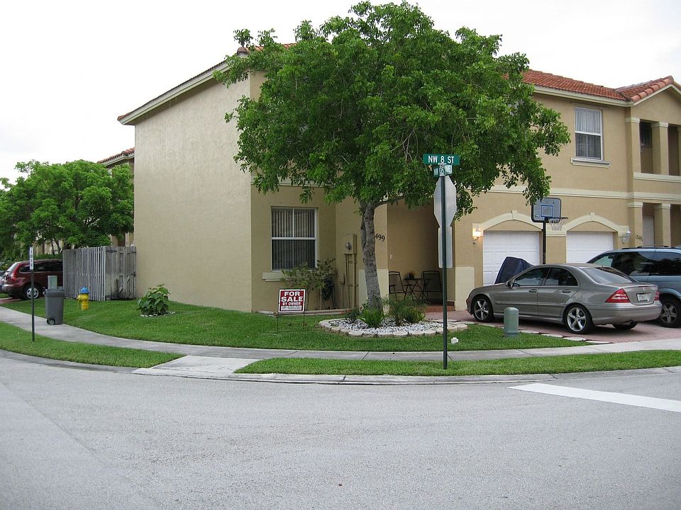 End unit. Large yard.