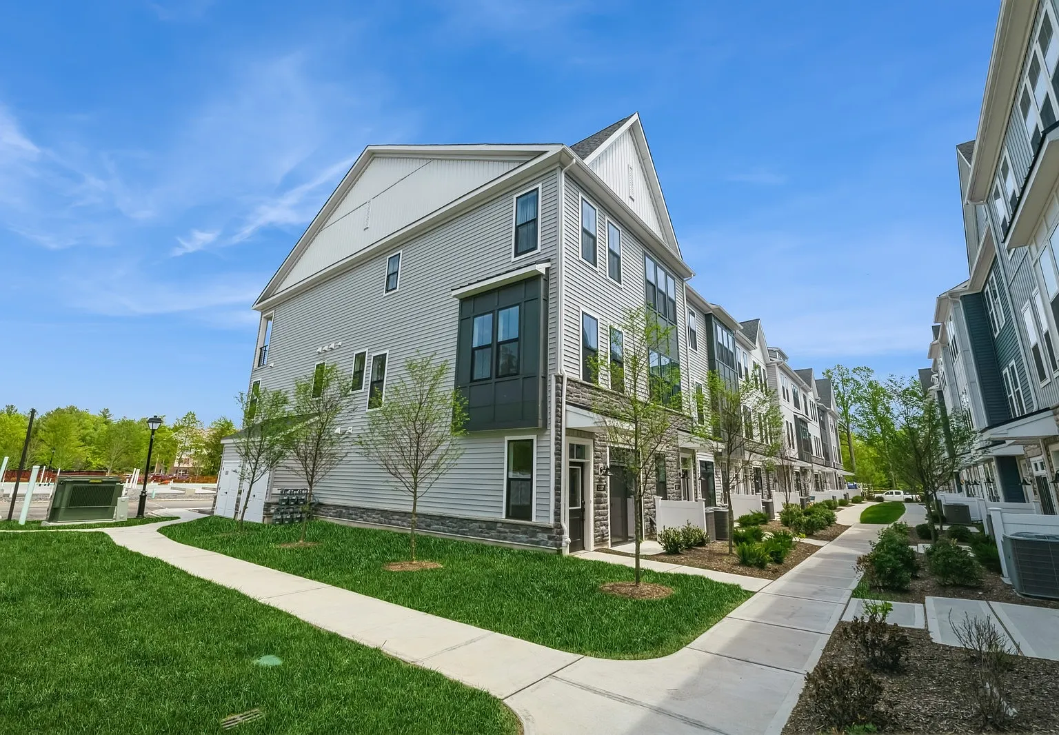 3 bed, 1860 sqft, $4,075 — Photo 2