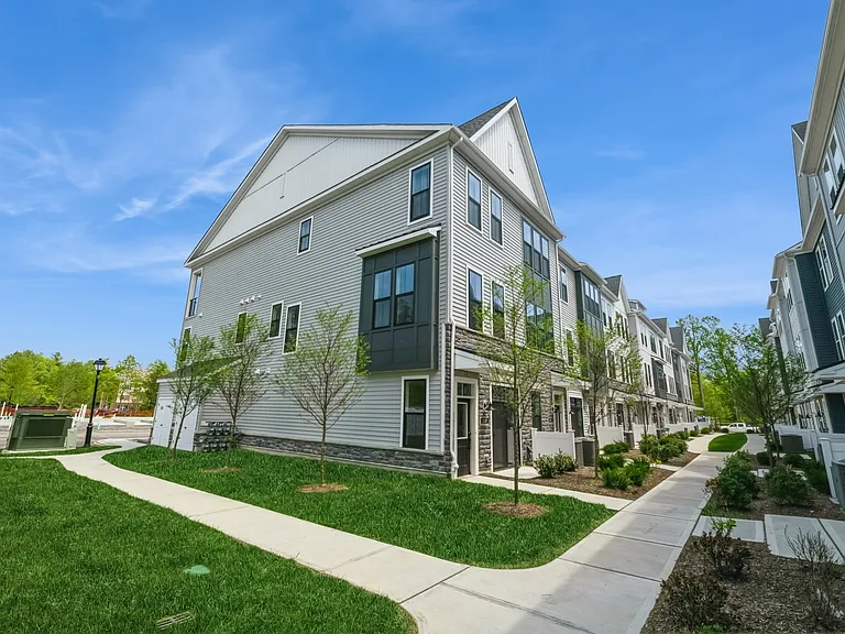 2107 Donatello Dr — Photo 2