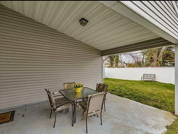 5th image of 8 Blueberry Ln