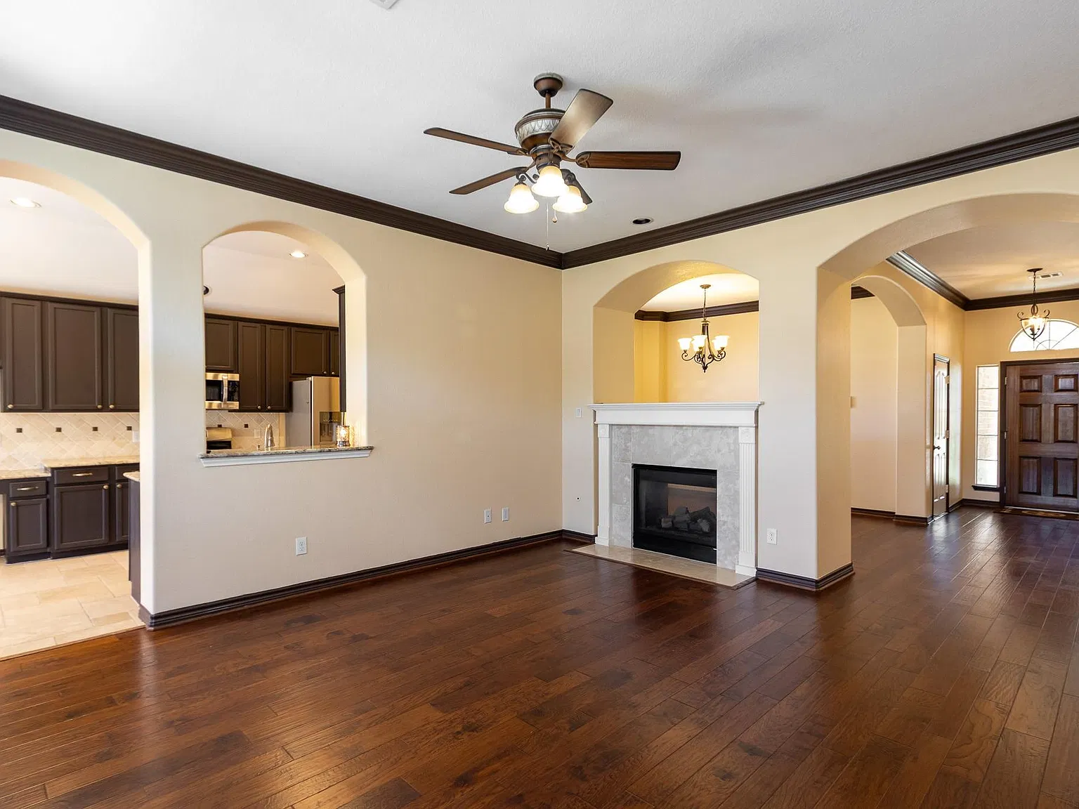3 bed, 2.0 bath, 1648 sqft, $2,300 — Photo 4