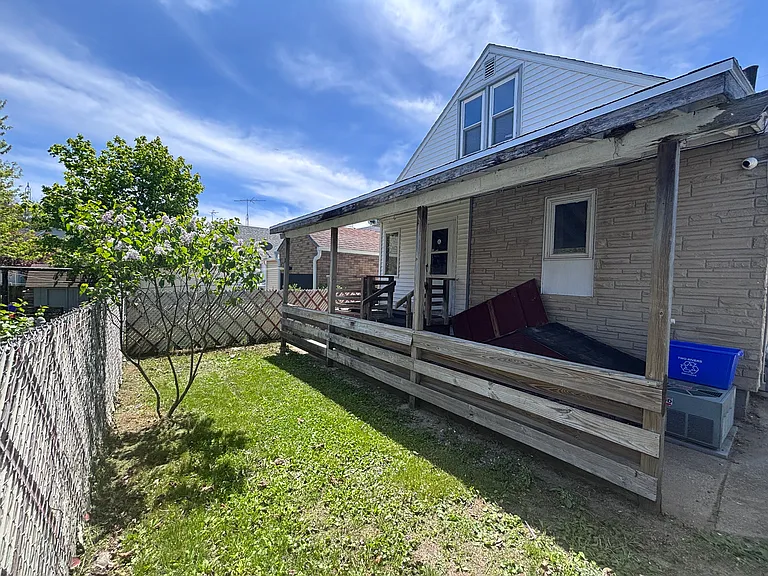 1611 Jackson St — Photo 2