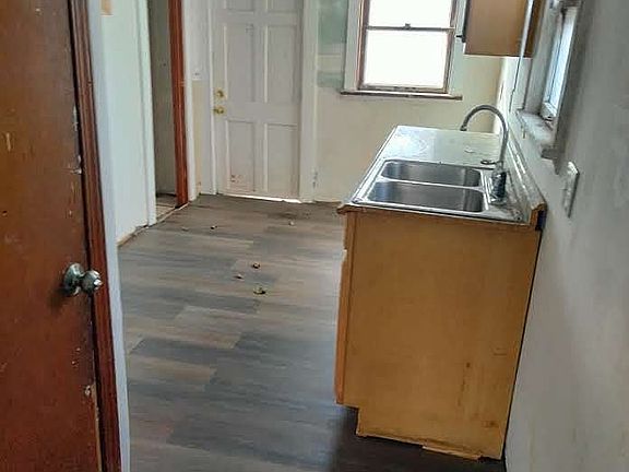 4th image of 5615 E 27th Ter