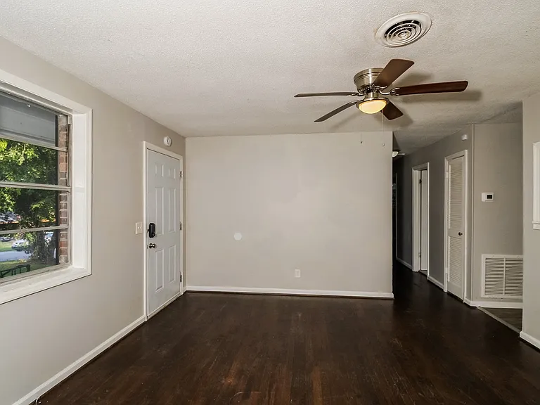 9093_019_living_room_13099462.jpg