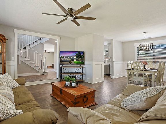 5th image of 9865 Country Meadow Dr