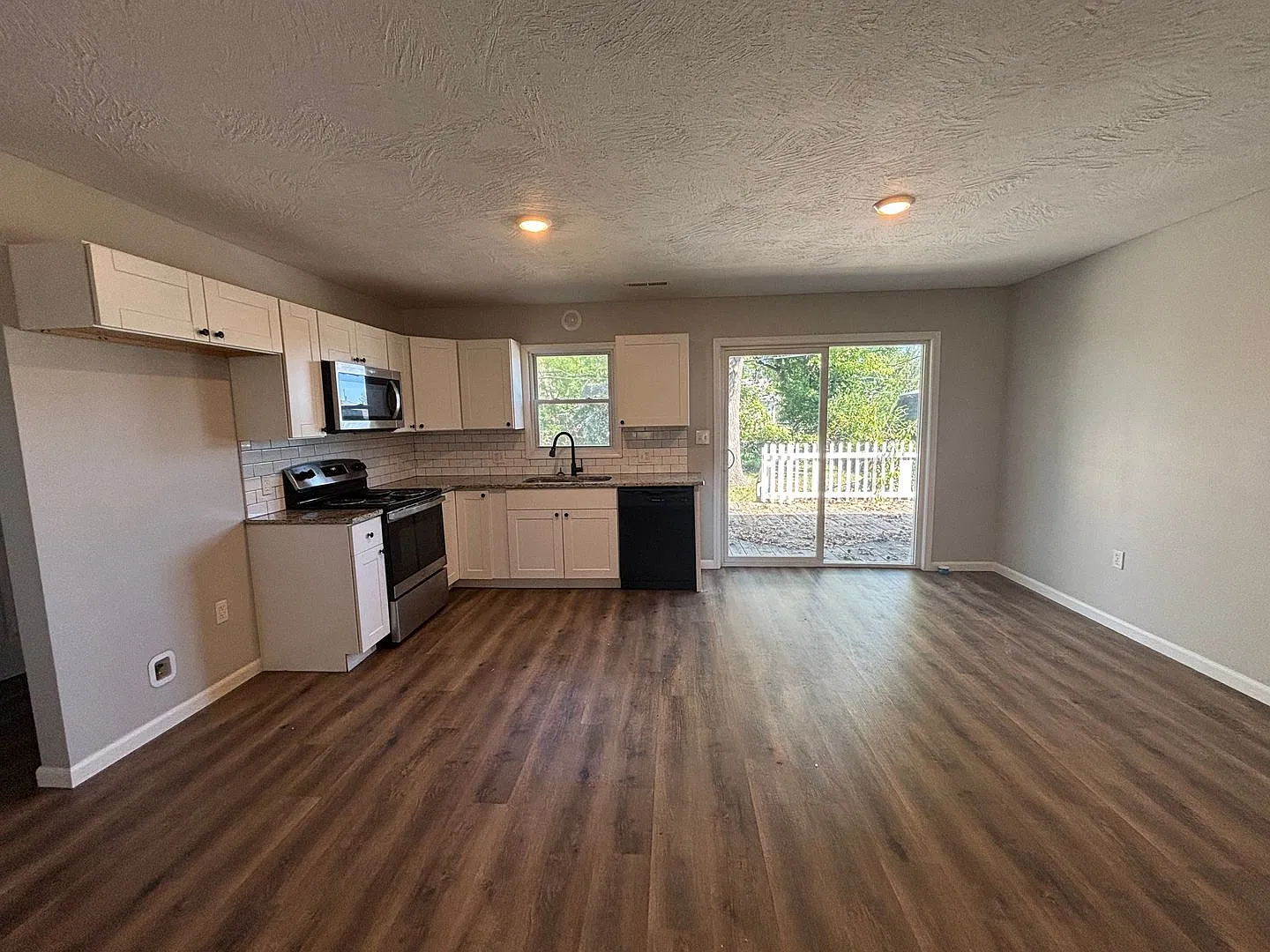 3 Bedroom House Near Nathaniel Greene Park! — Photo 4
