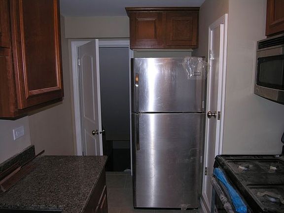 4th image of 1427 Willow Ave #1427