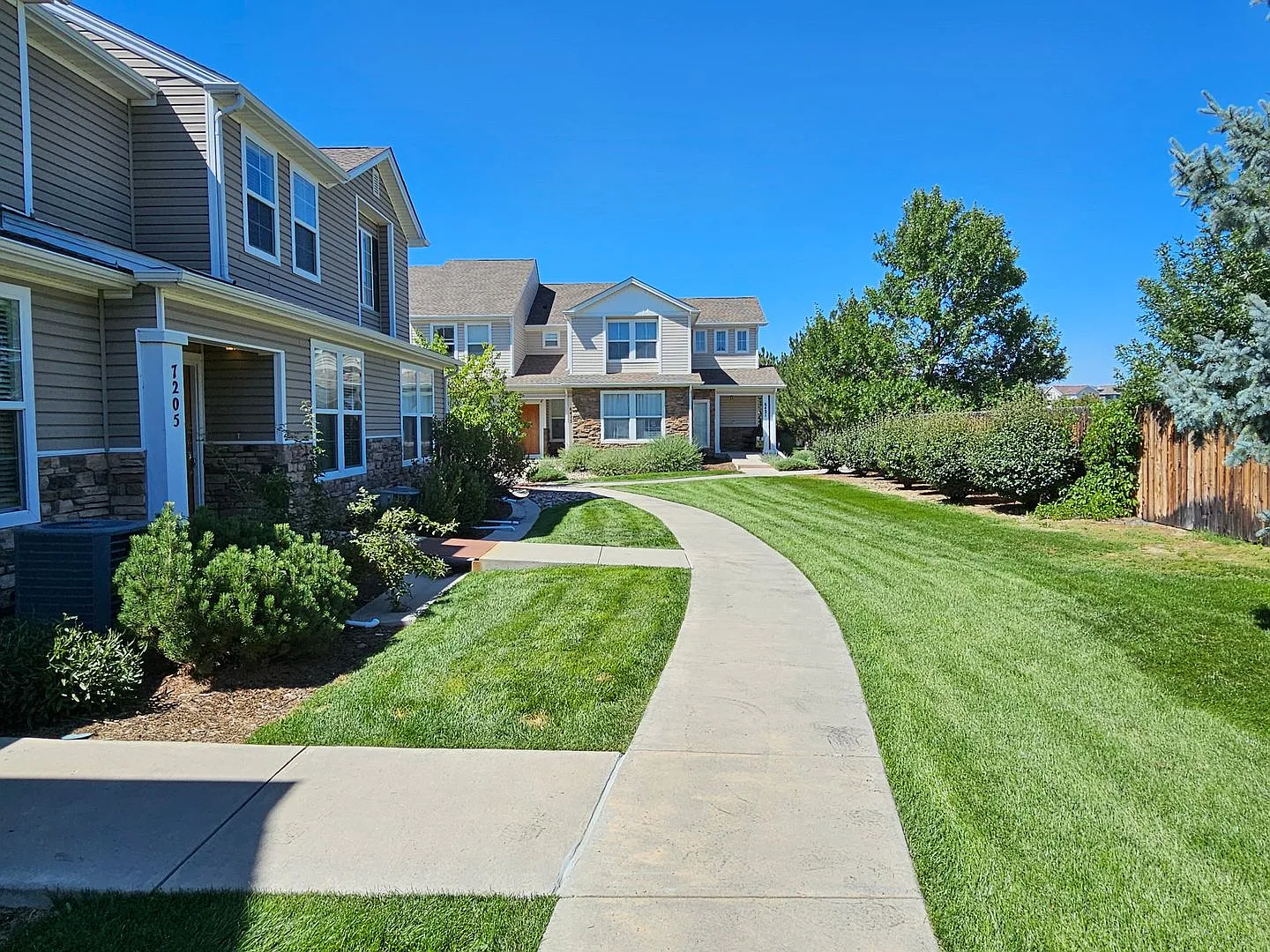 Beautiful townhome with 3 bedrooms - 2 1/2 bathrooms oversized 2 car garage in gated community to... — Photo 3
