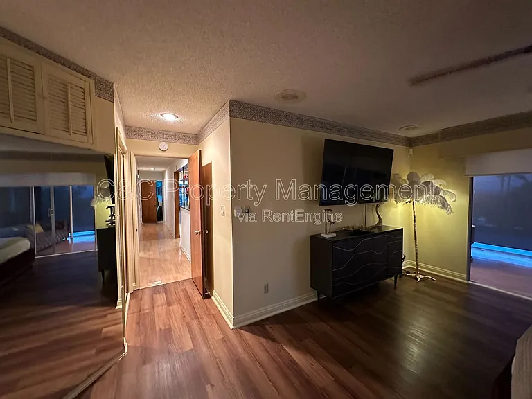 425 Edgerton Dr — Photo 9