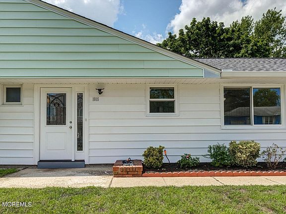 3rd image of 1015 Eton Way