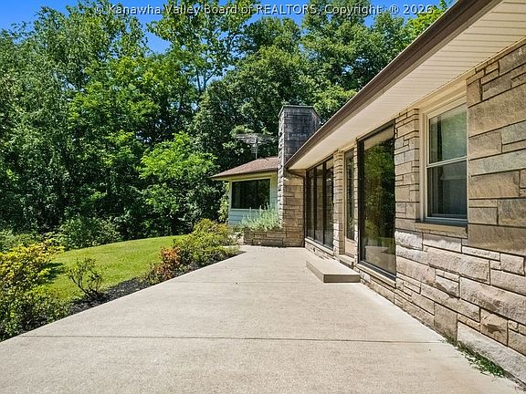 4th image of 315 Dewey Dr