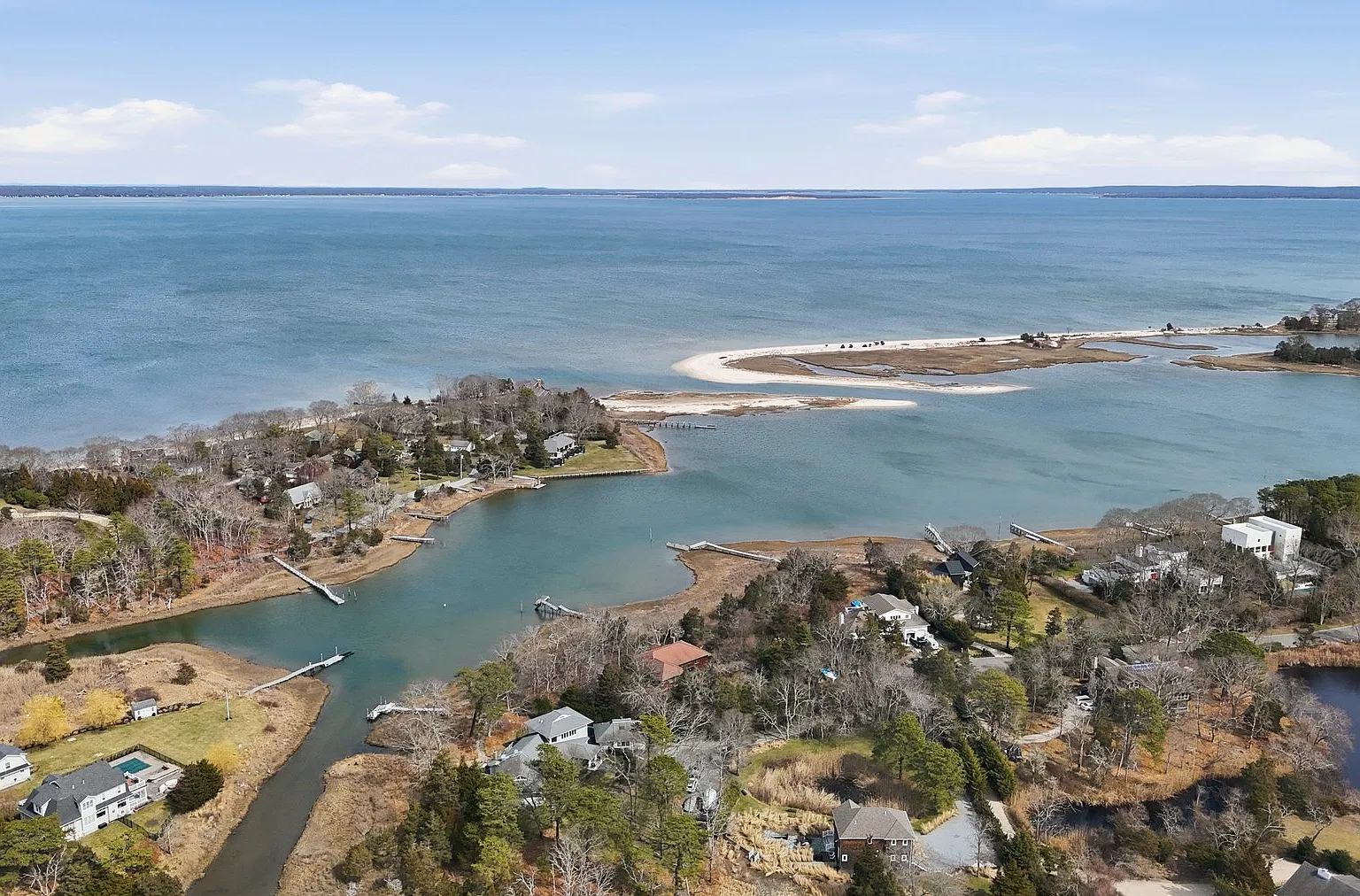 Year-Round Rental in the Private Enclave of Red Cedar Point Assn. — Photo 4