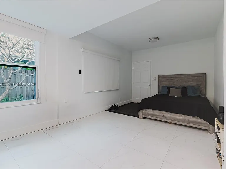 2621 SW 12th Ter — Photo 4