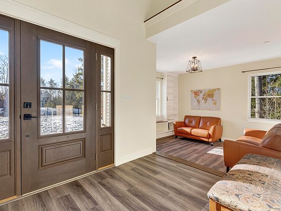 3rd image of 32 Pennywhistle Drive
