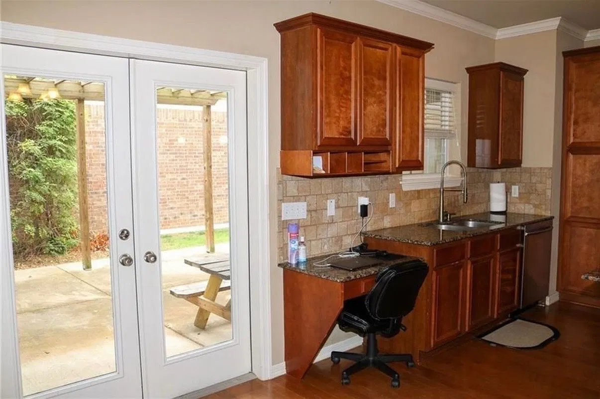 3 bed, 1847 sqft, $736 — Photo 3