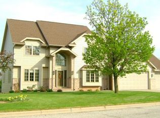 1596 Meadow Wood Ct, Green Bay, WI 54313