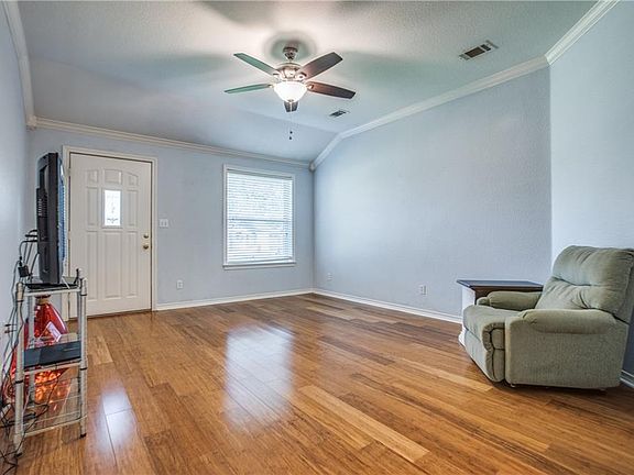 5th image of 1001 E Milam St