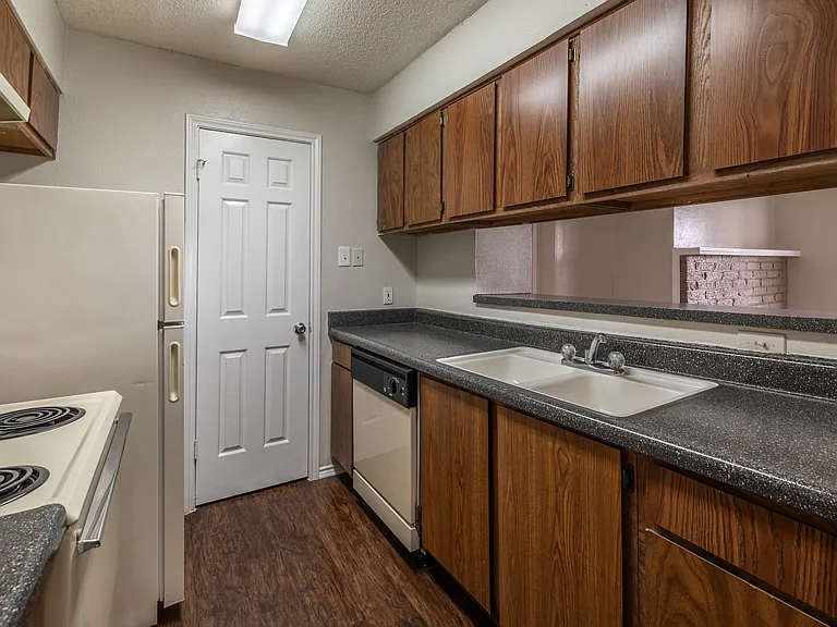 Palisades Park Apartments — Photo 34