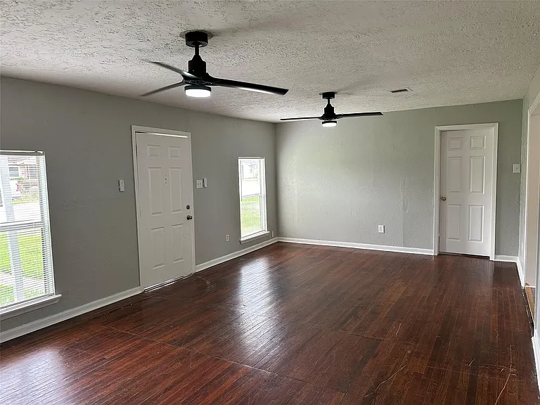 5345 Higgins St — Photo 1