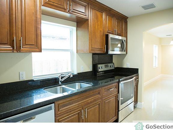 4th image of 5815 Lincoln St #A