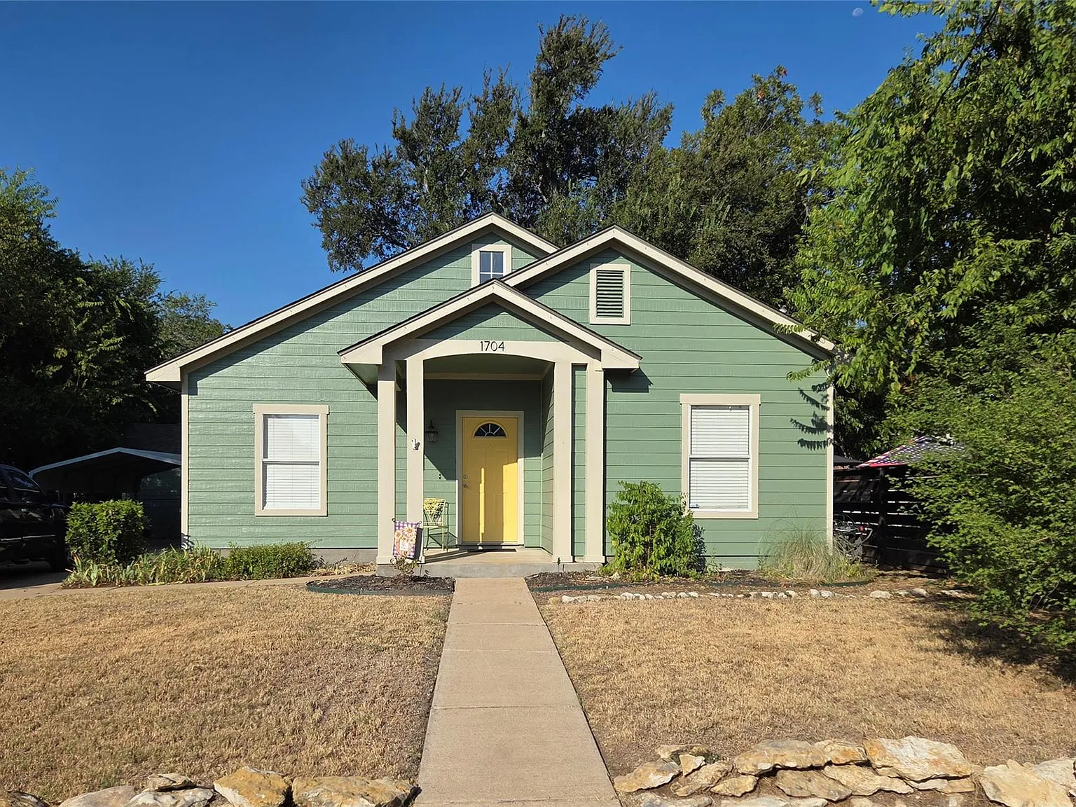 3 bed, 2.0 bath, 1344 sqft, $2,200 — Photo 1