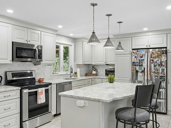 3rd image of 10 Bethany Dr