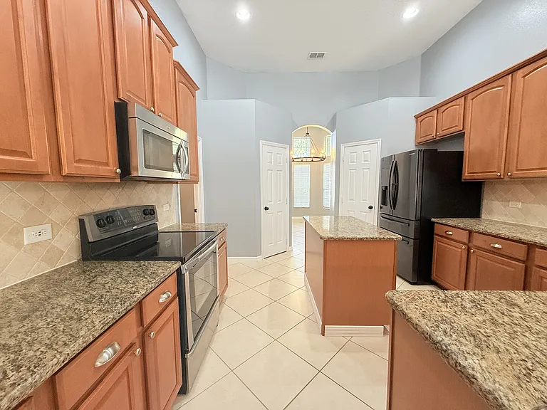 814 Kazaros Cir — Photo 3