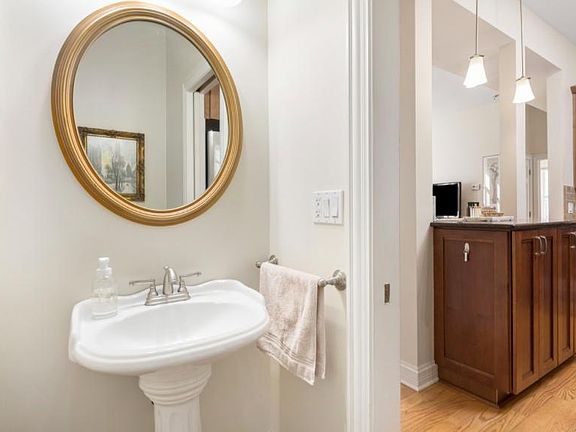 3rd image of 1321 N Artesian Ave APT 2F