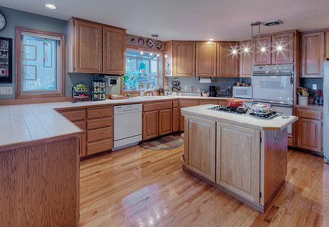 5th image of 4005 NE 160th St