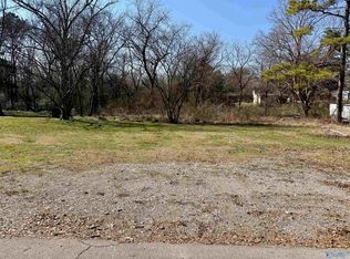 911 W McDaniel St SE, Hartselle, AL 35640