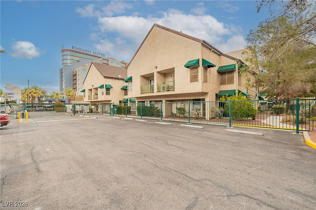 2 bed, 1.0 bath, 618 sqft, $1,200 — Photo 1
