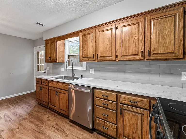 1322 N Harvey Dr — Photo 9