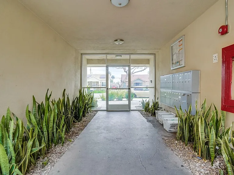 Pet Friendly Apartment Complex in South LA - Gated Parking, Laundry In-Units, Manager On-Site — Photo 11