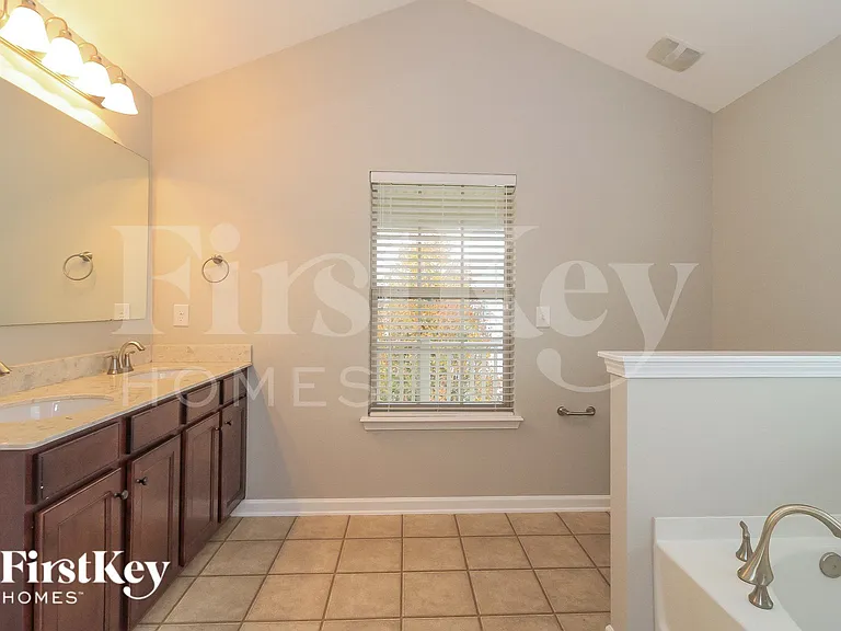 111 Rosemont Ln — Photo 10