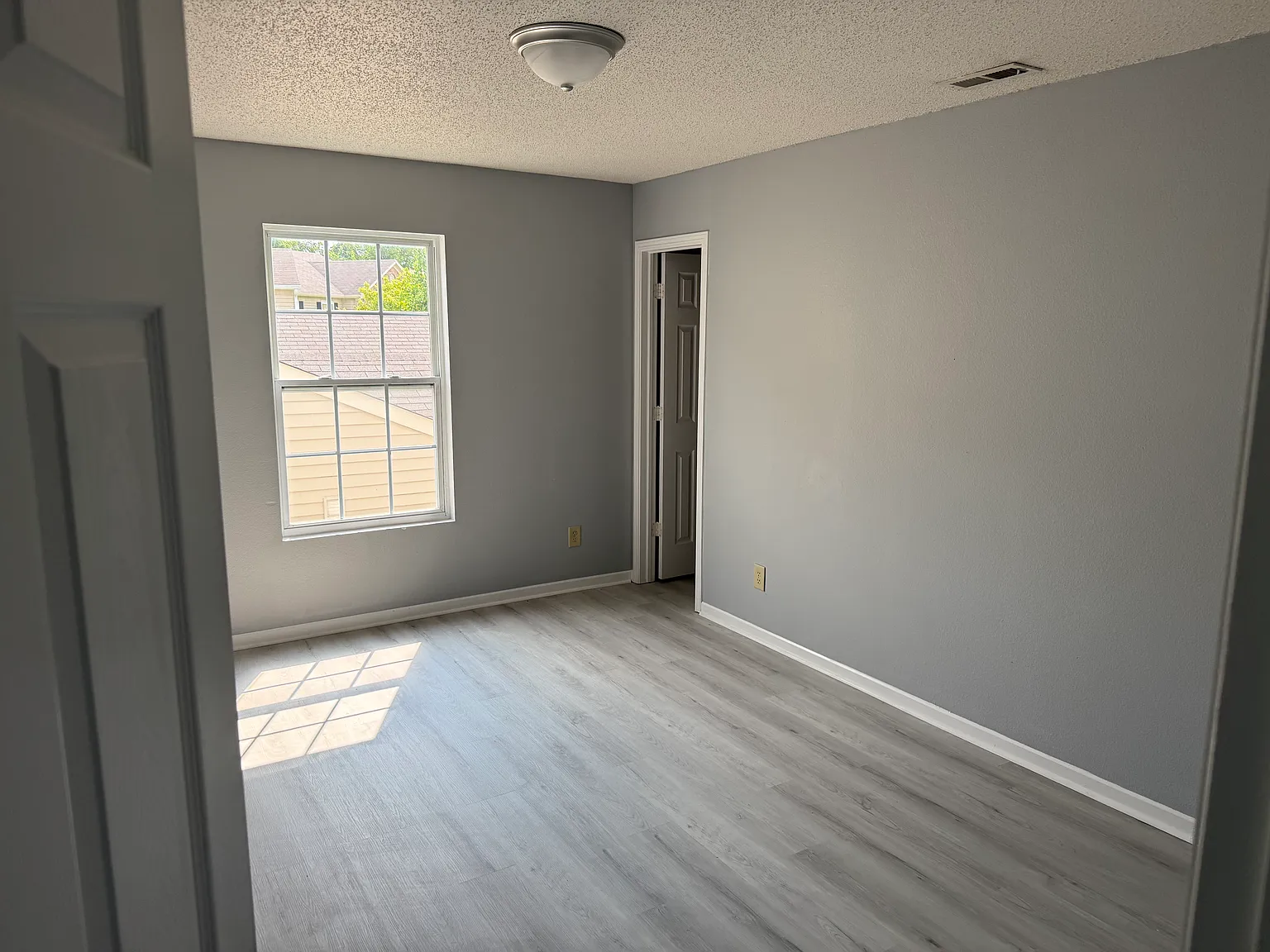 4 bed, 3300 sqft, $2,400 — Photo 3