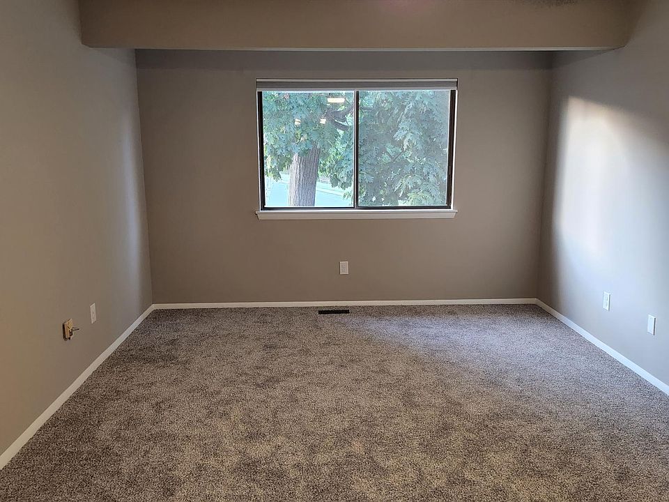 Master bedroom 18' x 12' with walkin closet
