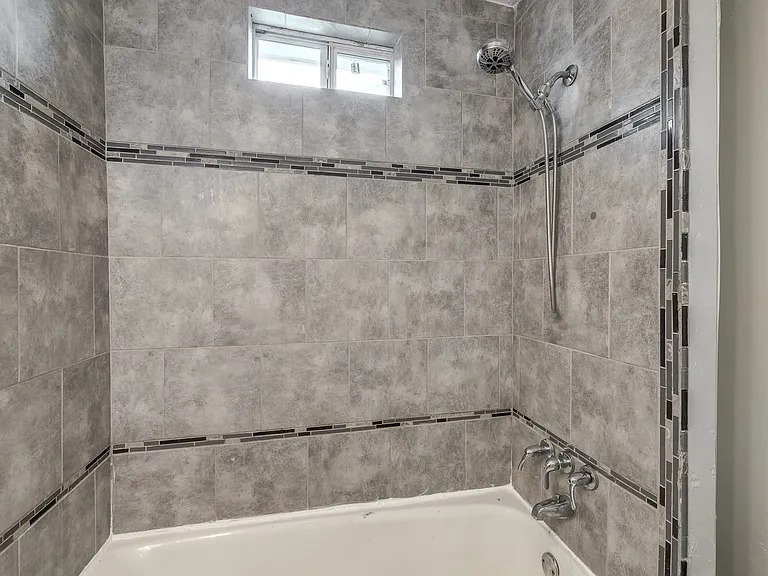 208 E Carson St — Photo 30