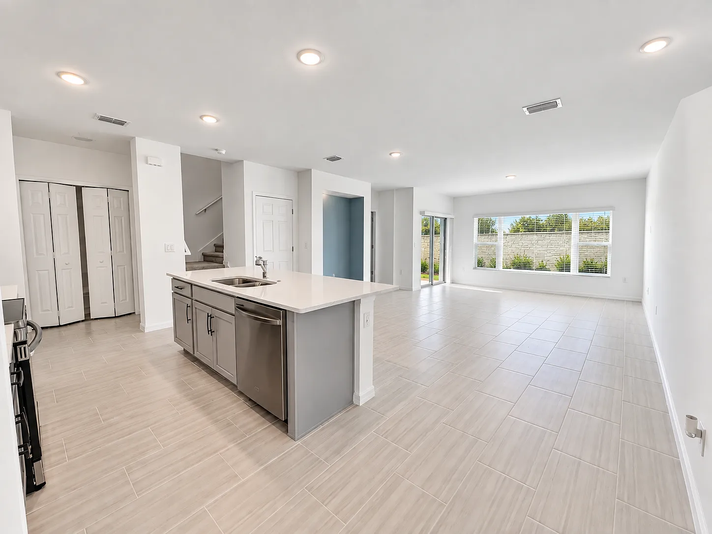 4 bed, 2.5 bath, 1855 sqft, $2,590 — Photo 3