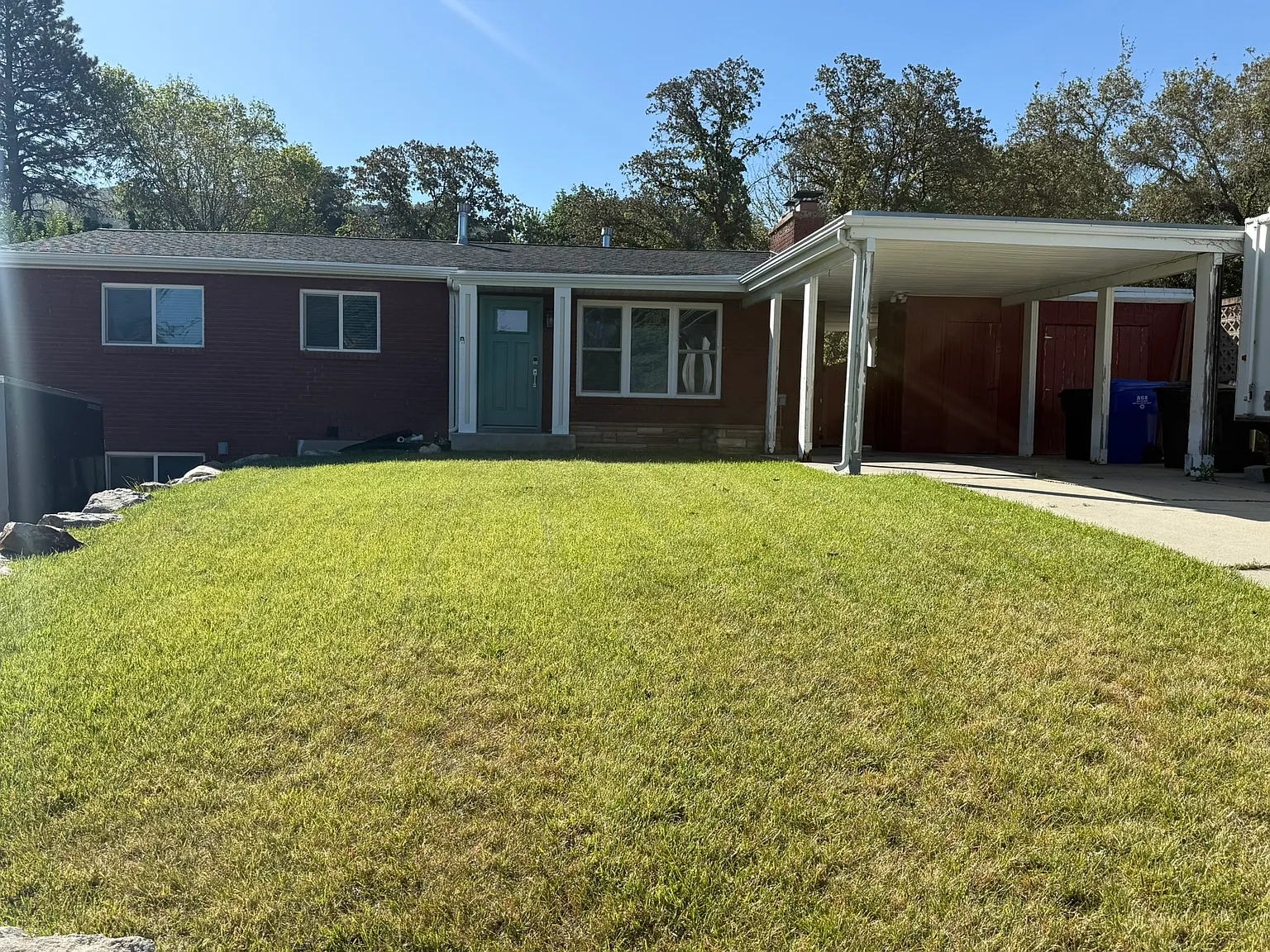 6 bed, 2600 sqft, $2,200 — Photo 1