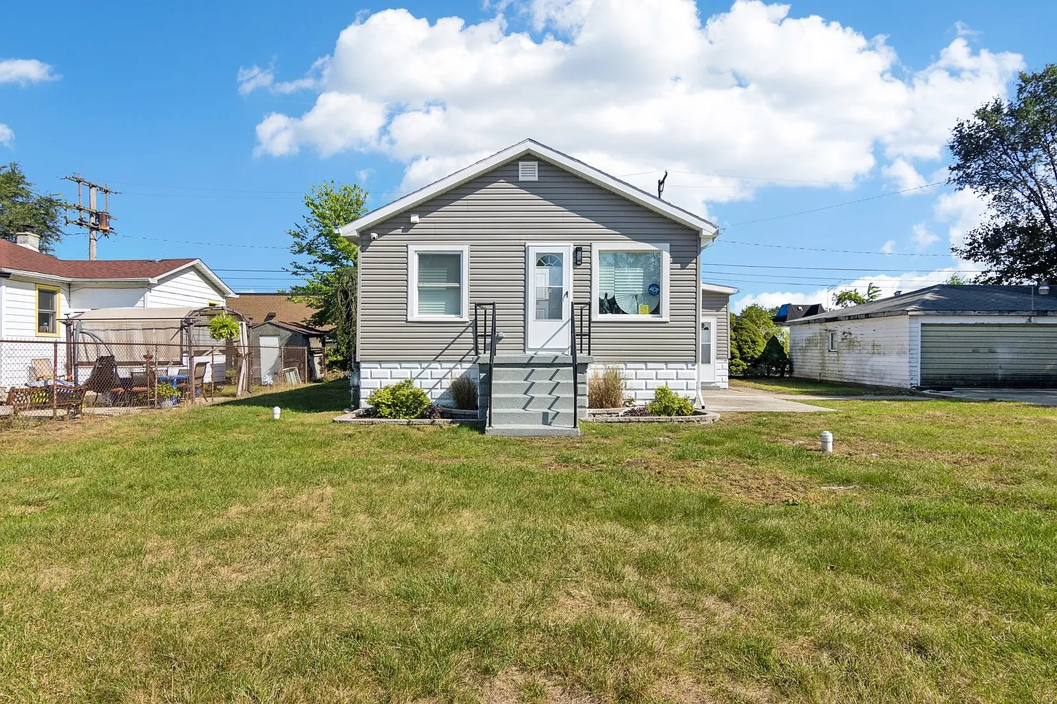 943 Greenbay Ave photo 1