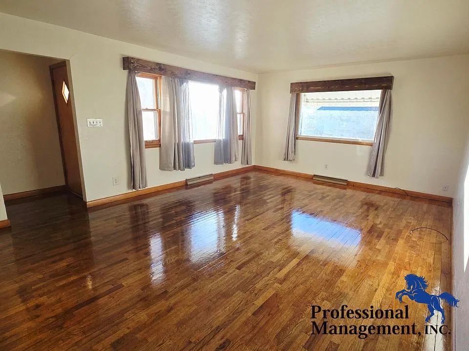 3 bed, 1.0 bath, 1092 sqft, $1,645 — Photo 2