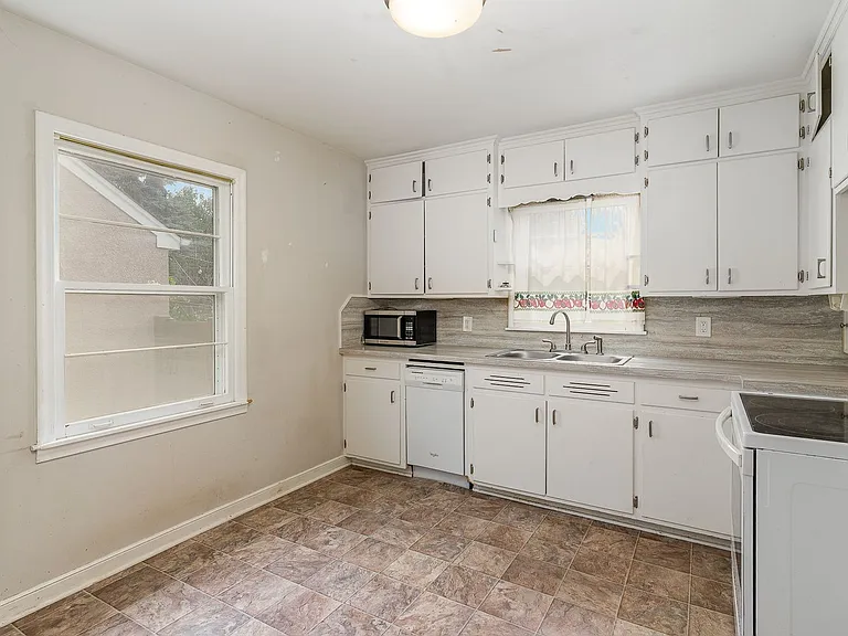 1270 Hubbard Ave — Photo 5