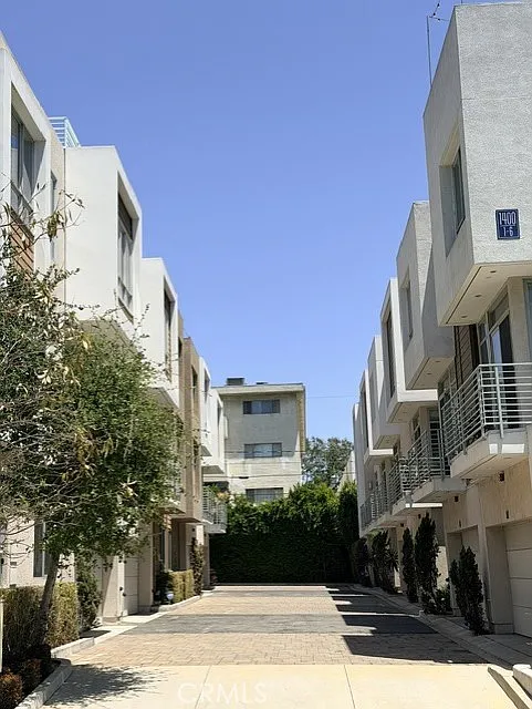3 bed, 2195 sqft, $5,950 — Photo 2
