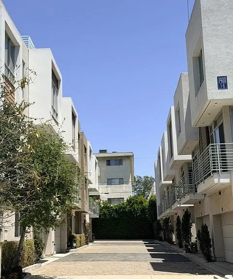 1400 N Fuller Ave #8 — Photo 2