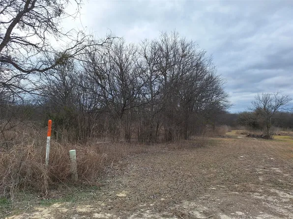 303 Creekwood Dr, Blum, TX 76627